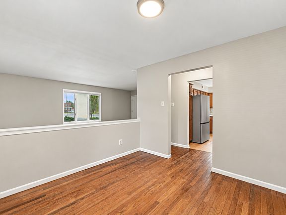 5th image of 215 Warwick Ave