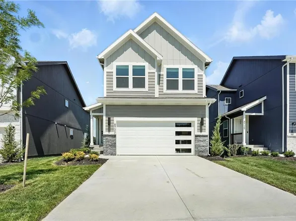 8733 SW Edgewater Dr, Blue Springs, MO 64064