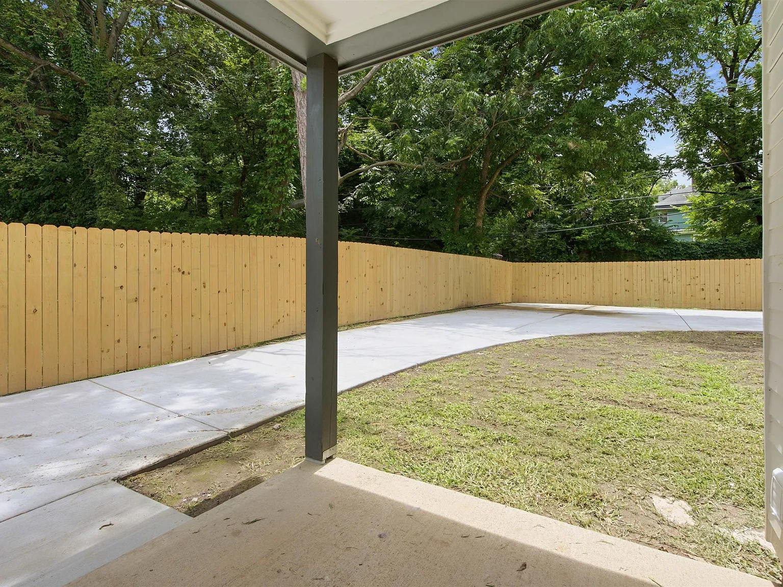 4 bed, 2.0 bath, 1411 sqft, $2,000 — Photo 2