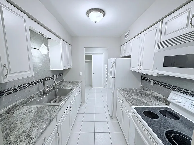 2210 Midland Grove Rd #206 — Photo 3