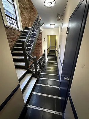 Building, photo 1