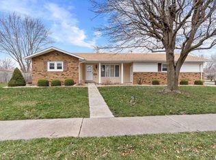 225 Saxon Dr, Springfield, IL 62704