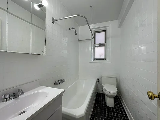 Rented by Queens Apartments Realty LLC | media 9