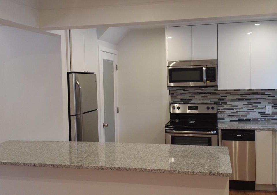 Kraftmaid Kitchen, New Stainless appliances, granite counter