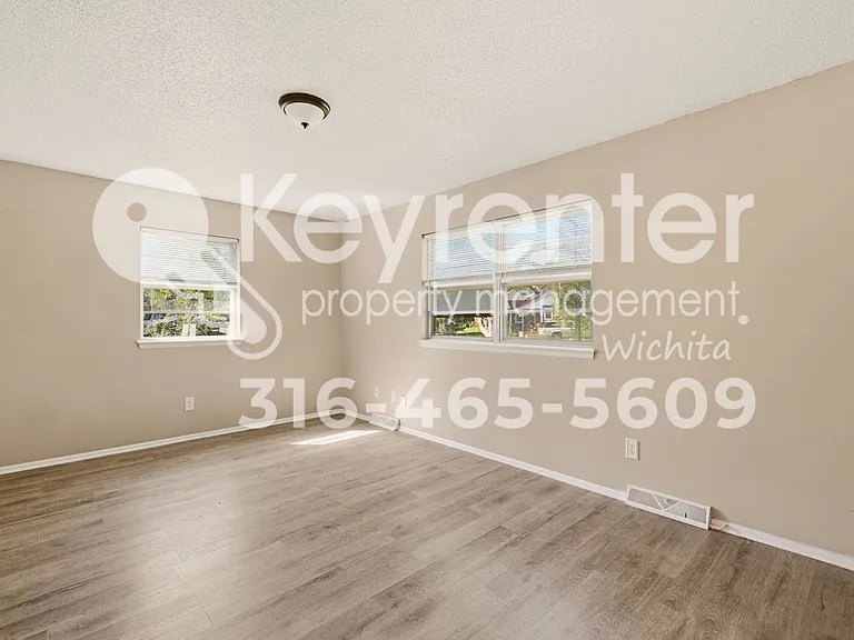 E Pine St Duplex — Photo 2