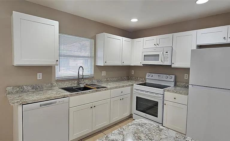 3740 SW Santa Barbara Place Cpe — Photo 6
