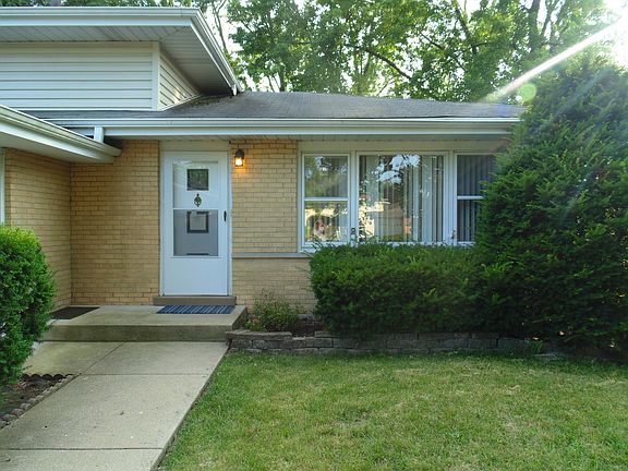 2nd image of 909 E Bradley Ct