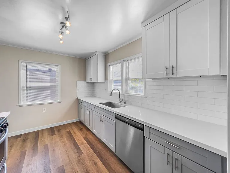 2332 Westwood St — Photo 6