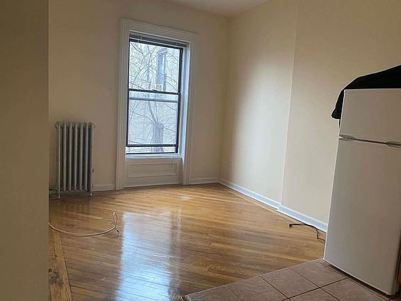3rd image of 274 Gates Ave APT 8