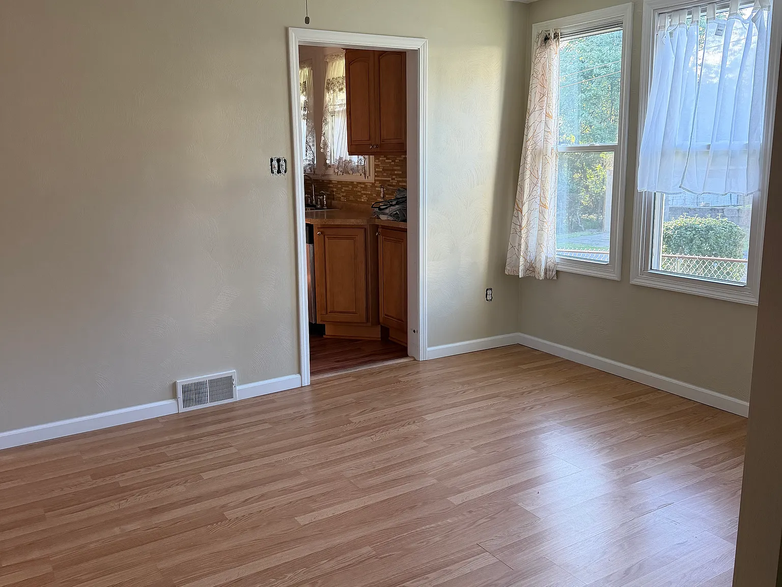 3 bed, 996 sqft, $2,000 — Photo 3