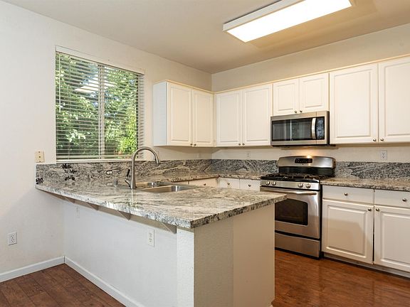 5th image of 517 Silverhorn Dr