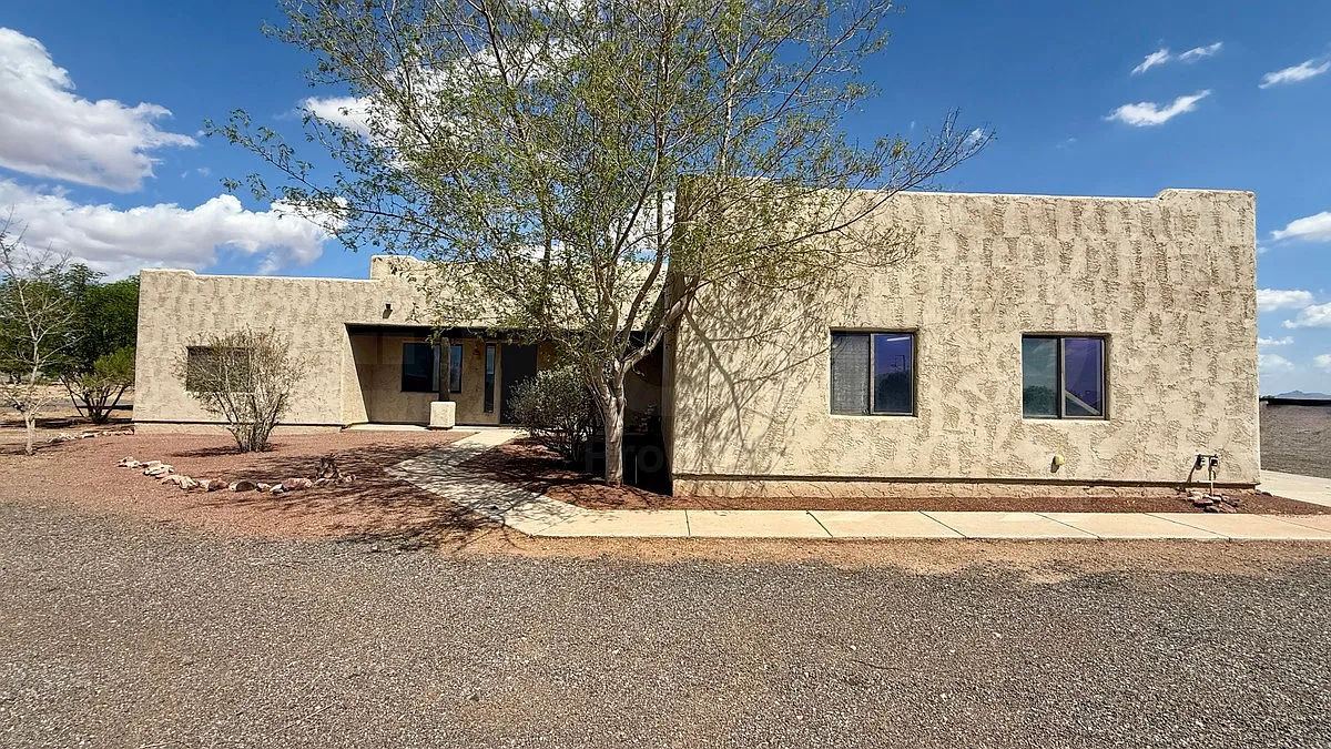 4 bed, 2.0 bath, 2375 sqft, $2,850 — Photo 2