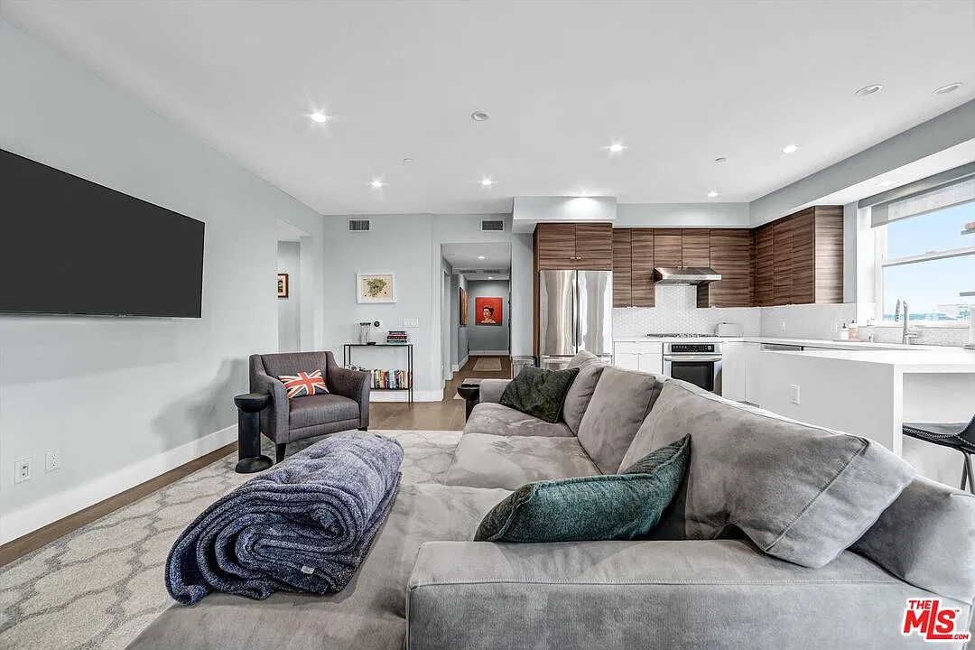 3 bed, 3.0 bath, 1400 sqft, $4,999 — Photo 4