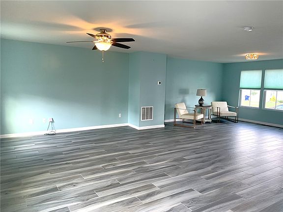 3rd image of 117 Twin Oaks Dr