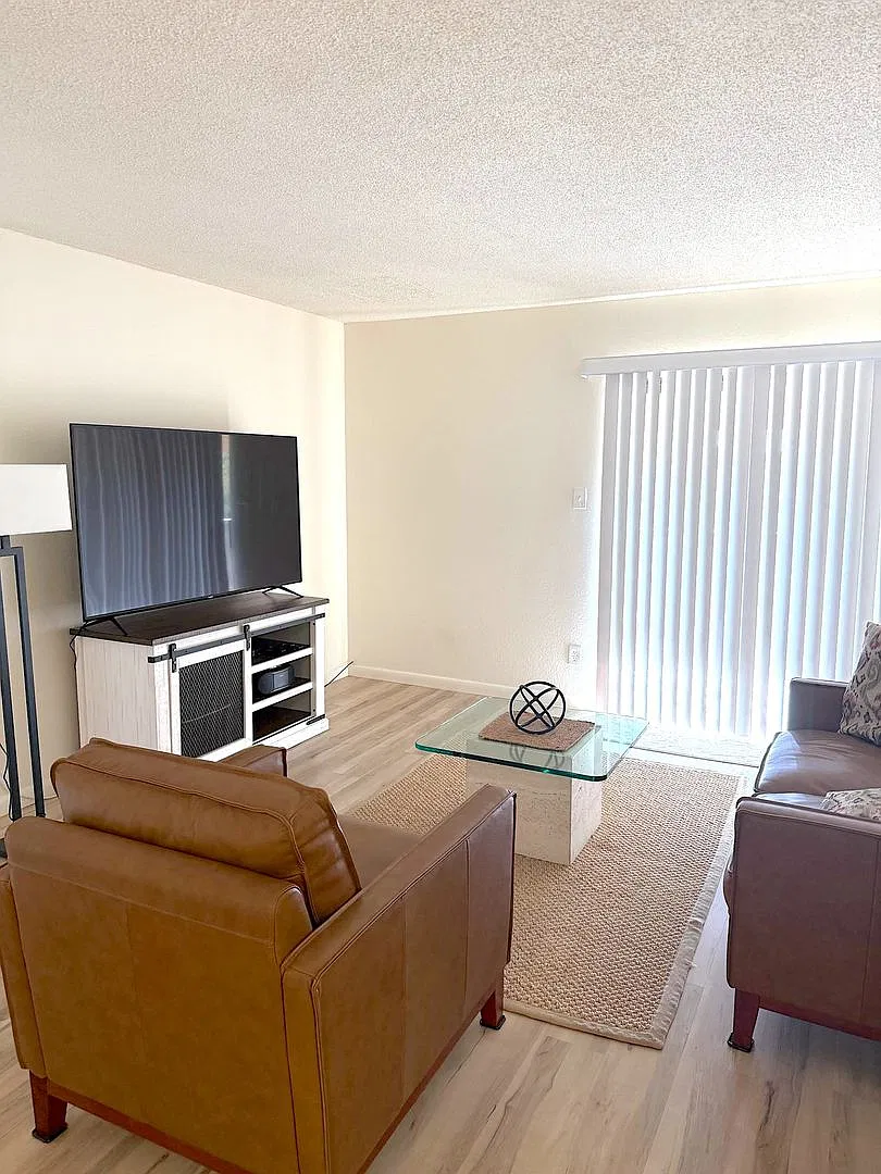 Beautiful, Fully Furnished Condo, Long and Short Term leases Available — Photo 1