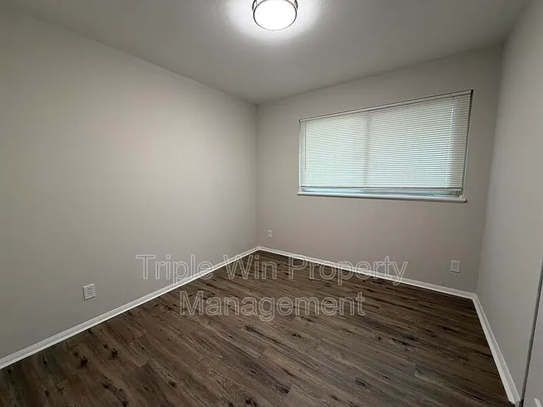 10805 Landseer Dr — Photo 18