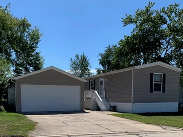 18 Troy Ct, Bloomington, IL 61701