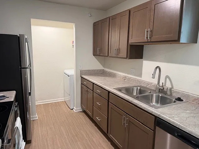 Cottonwood Creek Apartments — Photo 15