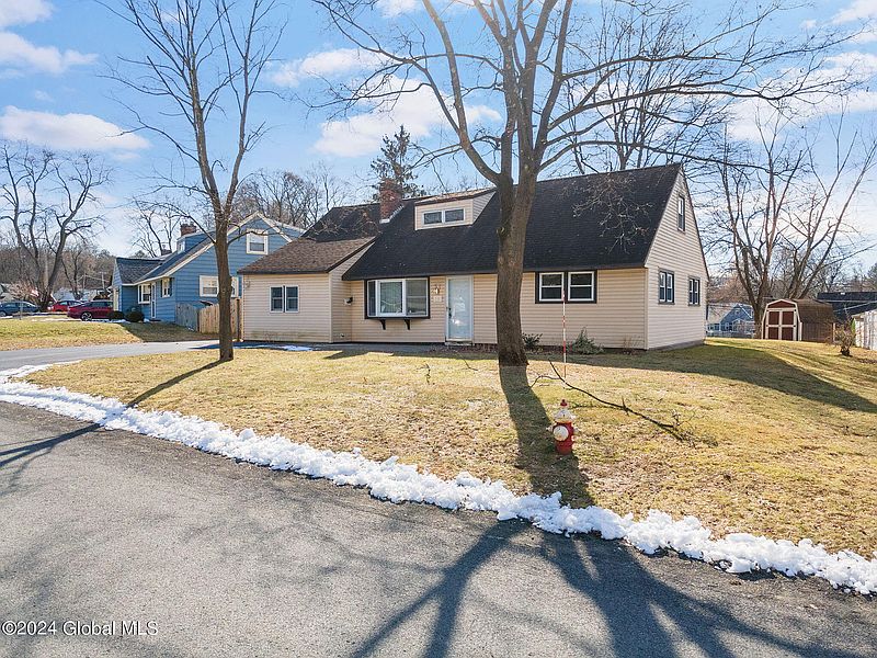 2nd image of 18 Knob Hill Road
