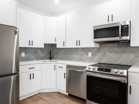 2nd image of 150 E 165th St