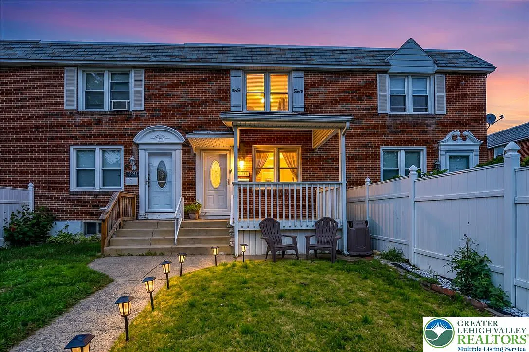 3 bed, 1.0 bath, 1152 sqft, $1,900 — Photo 3
