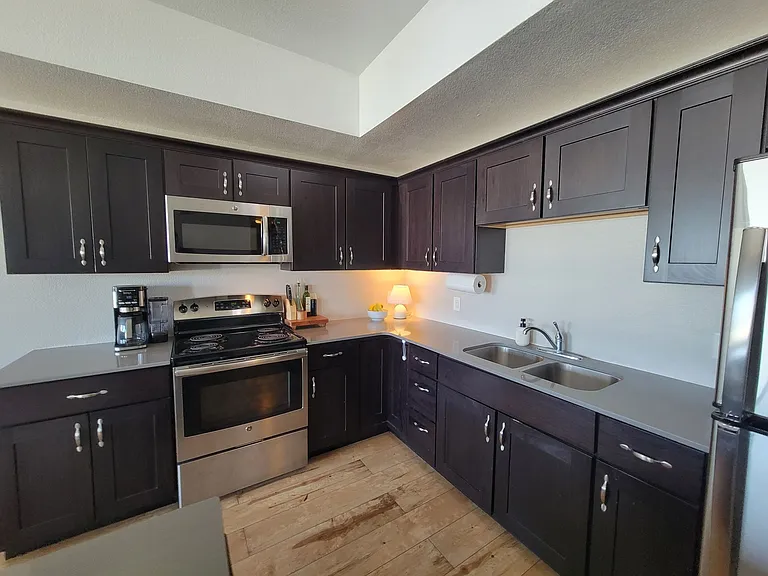 221 E 5th St — Photo 21