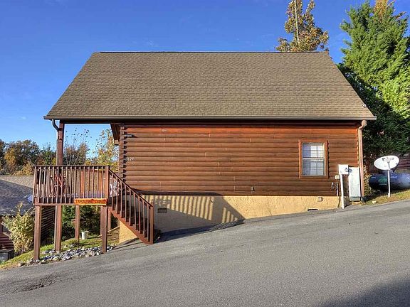 2nd image of 1627 Pinewood Way #1AMAZINGCABIN