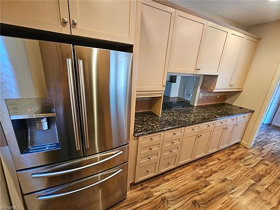 5th image of 105 Willowbrook Pl