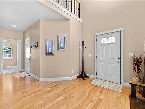 3rd image of 1073 Cathedral Way