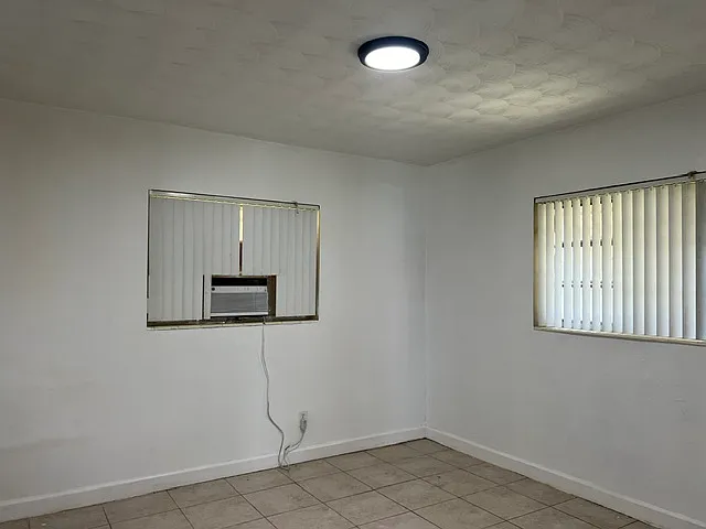 2210 N 57th Ave — Photo 28