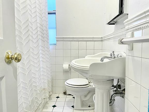 5th image of 207 W 10th St APT 5D