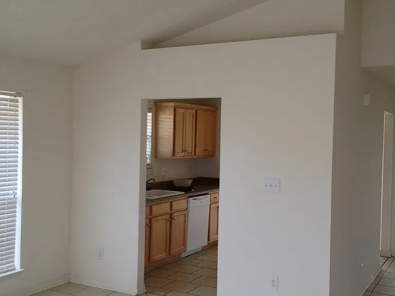 2704 Hampton Park Cir — Photo 3