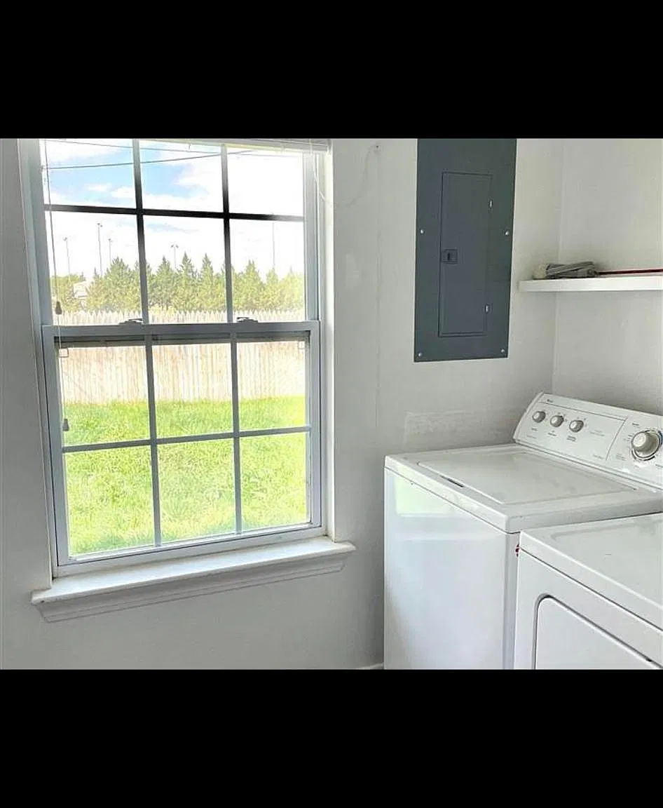 3 bed, 1600 sqft, $1,700 — Photo 2