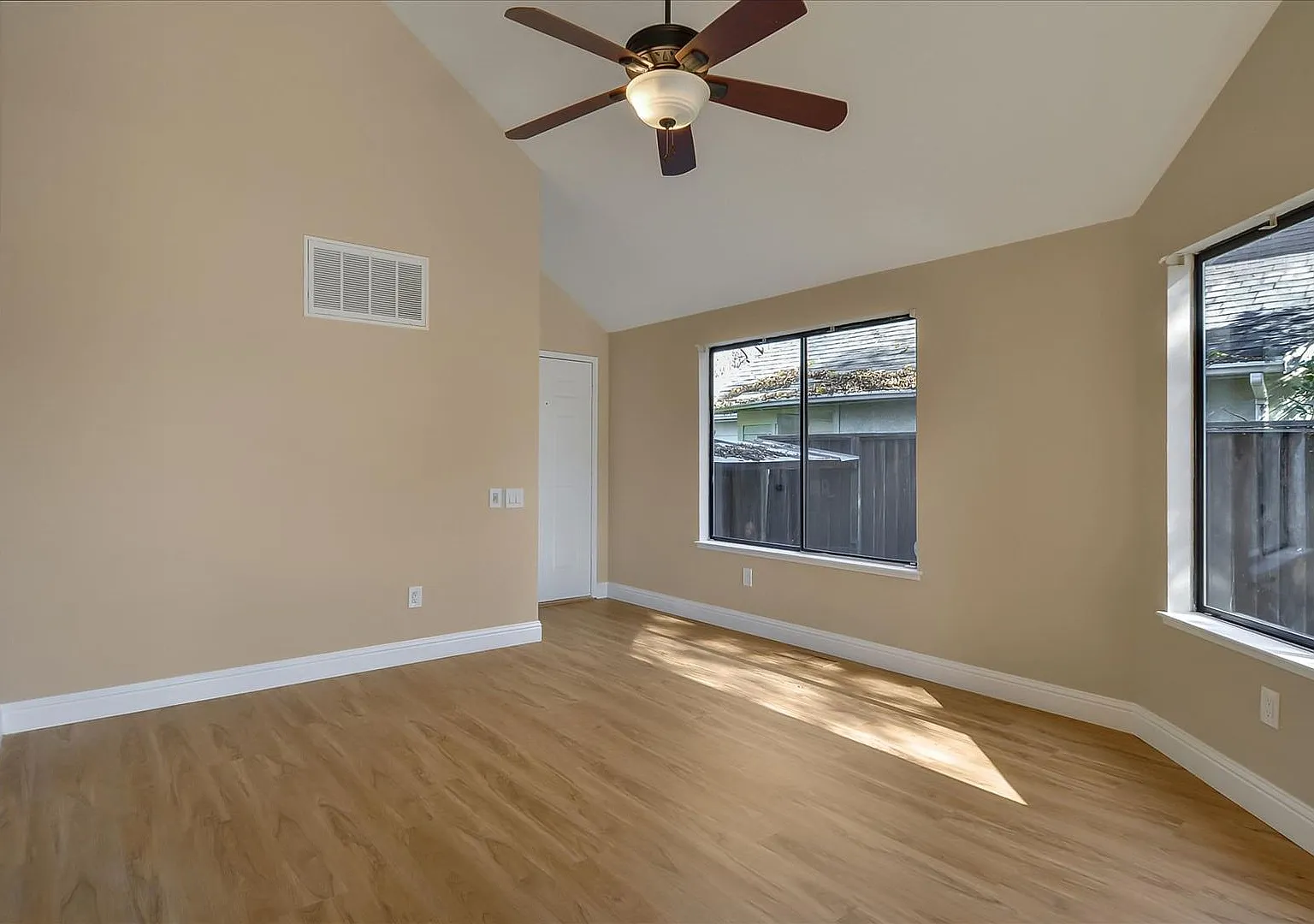 Great Deer Creek Home - Fully remodeled! — Photo 3