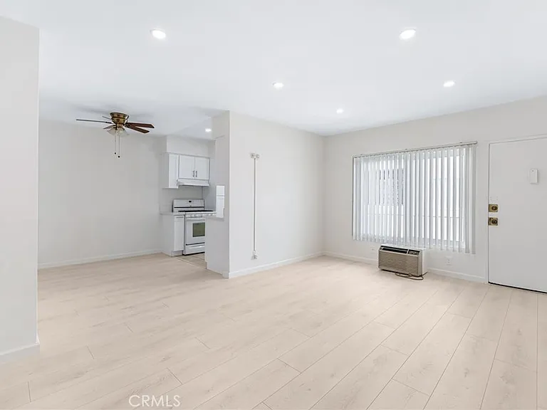 580 W Stocker St #4 — Photo 3