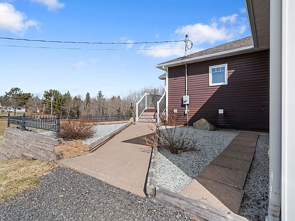 4th image of 4288 Gairloch Rd