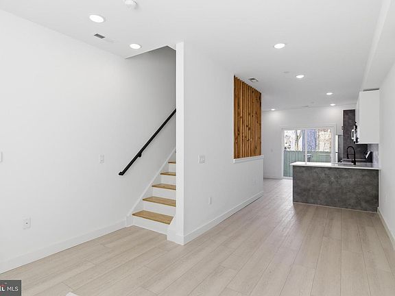 4th image of 1032 W Orleans St