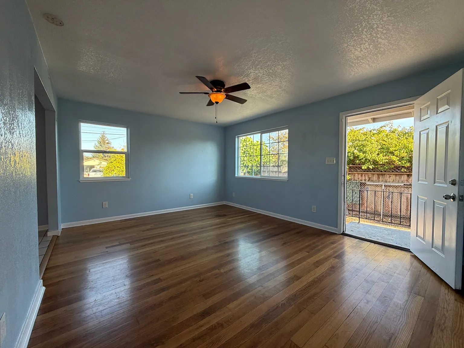 3 bed, 999 sqft, $3,200 — Photo 2