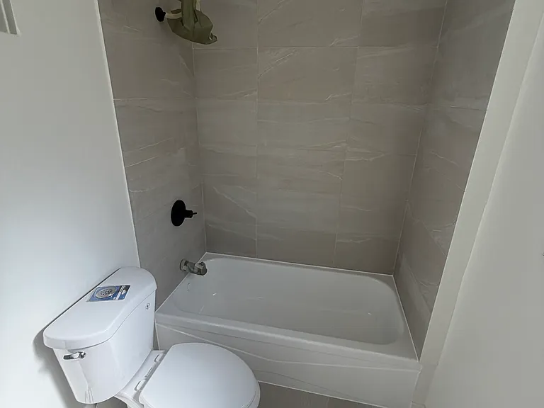 2733 Montrose Ave #7 — Photo 16