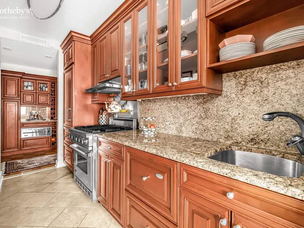 20 Sutton Place South image 5 of 17