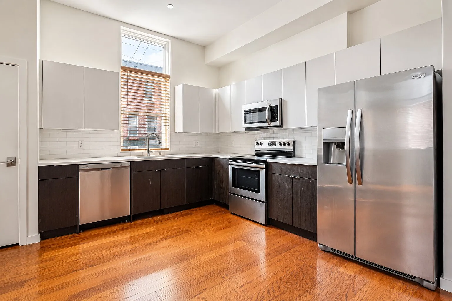 2 bed, 1000 sqft, $1,900 — Photo 3