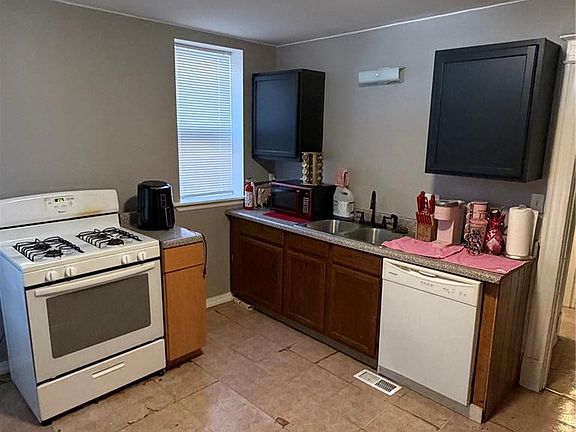 3rd image of 3853 Potomac St