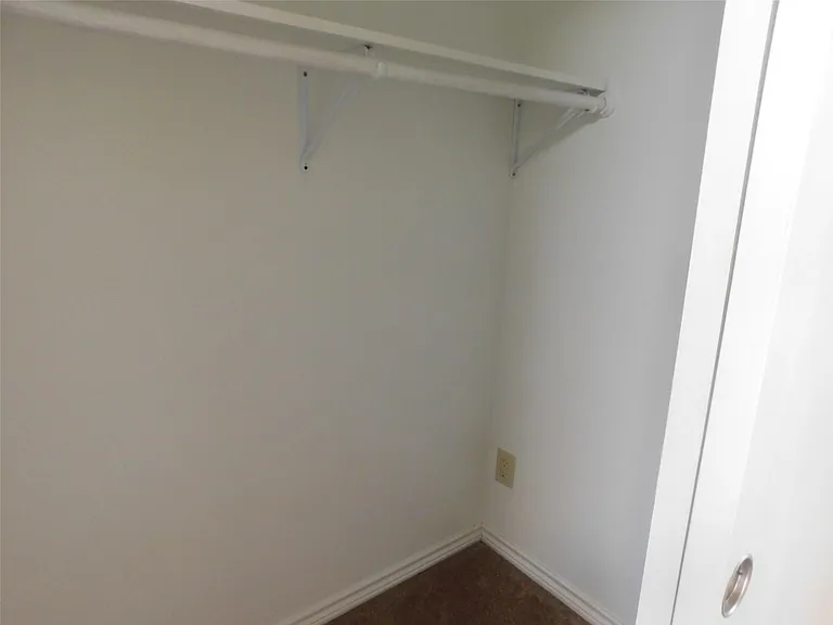 472 N Post Oak Ln — Photo 29