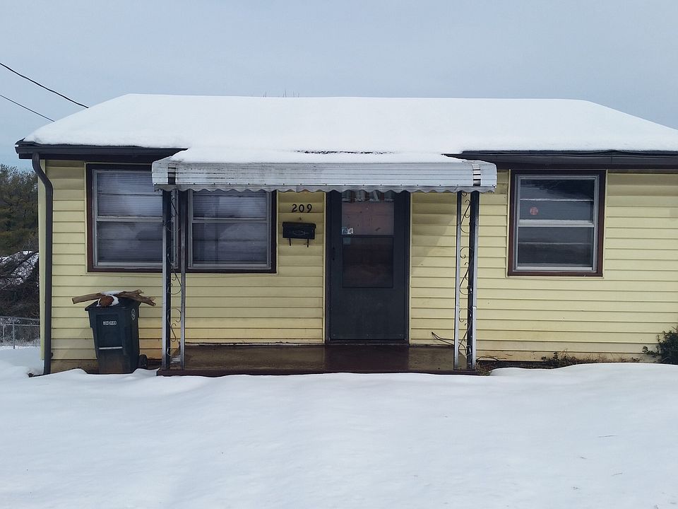 2nd image of 209 Chambers St