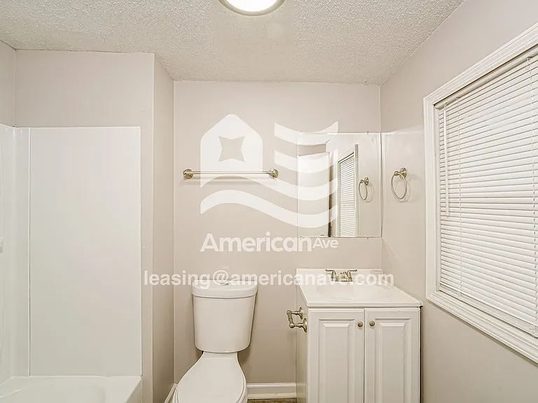 1483911_010_main_bathroom_10.jpg