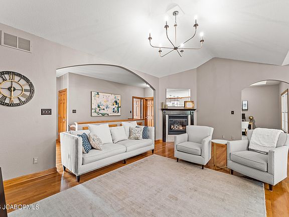 4th image of 303 Madelines Park Cir