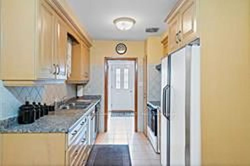 Toronto House for rent - 3 Bedrooms — photo 8