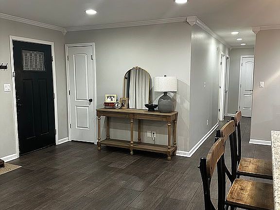 5th image of 109 King Richard Dr