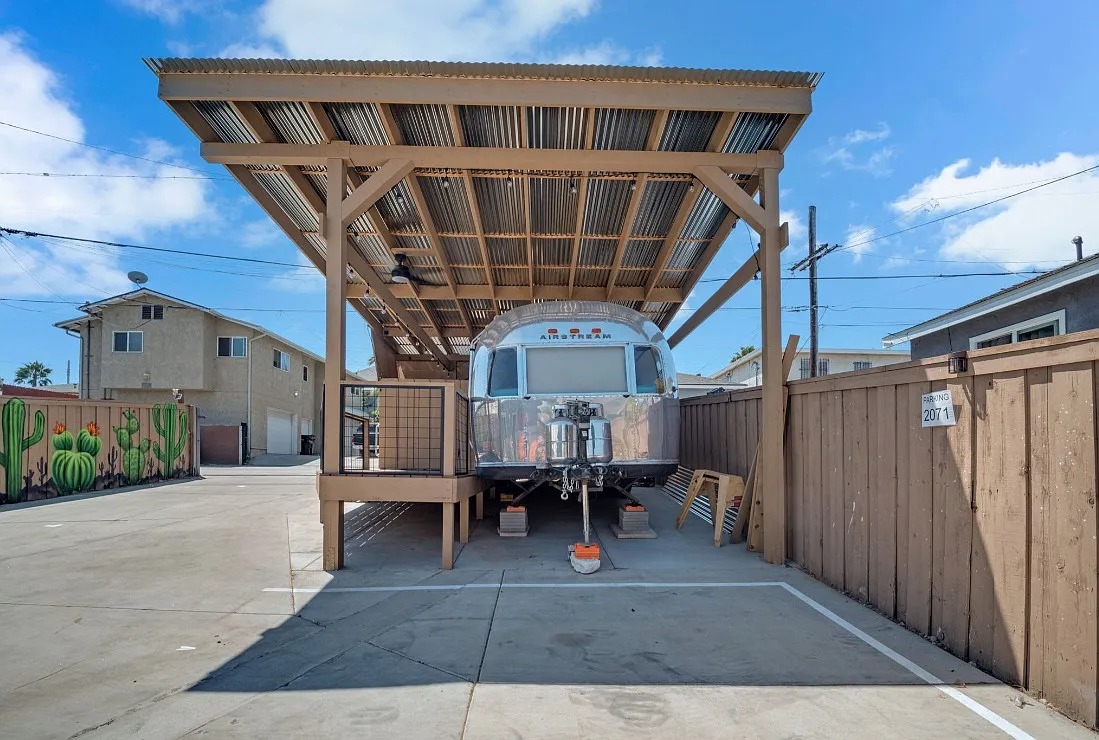 2073 Franklin Ave — Photo 4