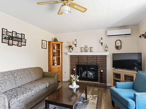 3rd image of 1366 Woodville Rd